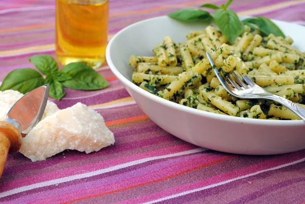 Macaroni with typical italian sauce of crushed basil, cheese and oil — Stock Photo, Image