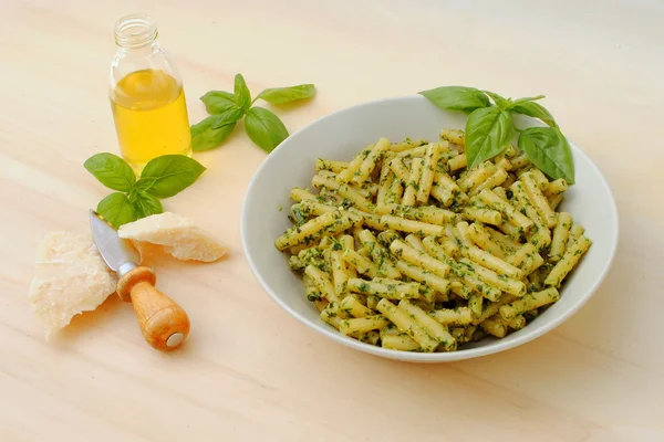 Macarrones con salsa típica italiana de albahaca machacada, queso y aceite —  Fotos de Stock