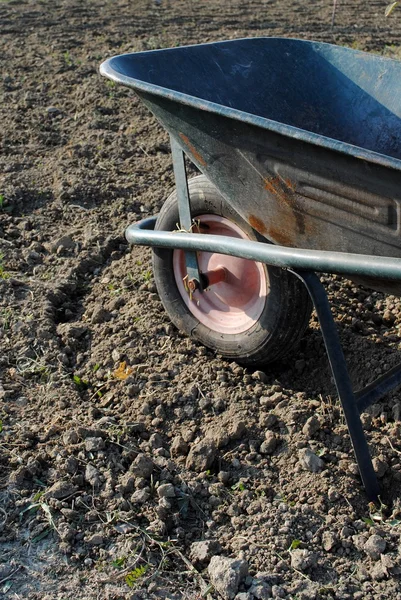 Staré kolo trakař nad půdy v zahradě — Stock fotografie