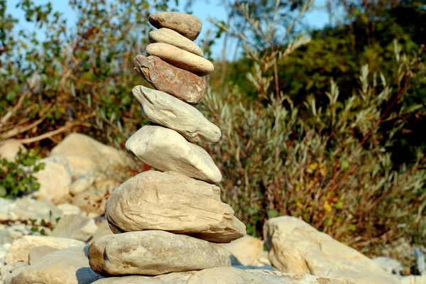 Piedras Zen cerca del río, concepto de equilibrio —  Fotos de Stock