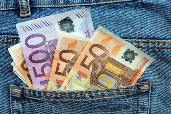 Rachunki euro w kieszeni jeansów — Zdjęcie stockowe