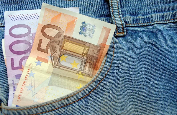 Notas de euro em um bolso de calça azul — Fotografia de Stock