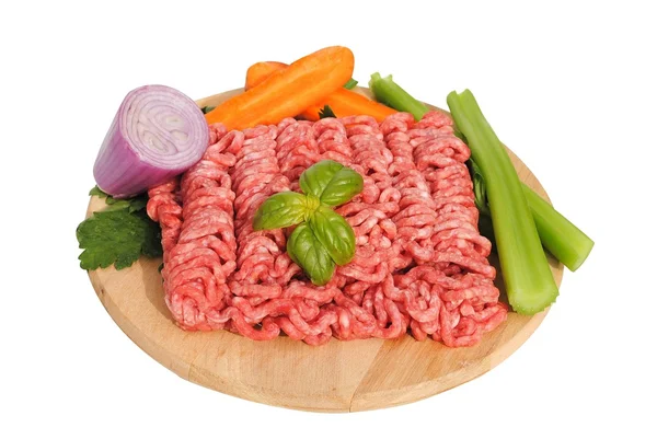 Syrové mleté hovězí maso se zeleninou na dřevěné prkénko — Stock fotografie