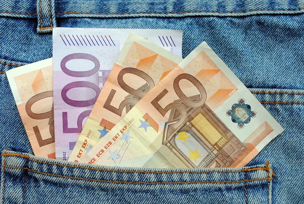Euron räkningar i en blå jeans ficka — Stockfoto
