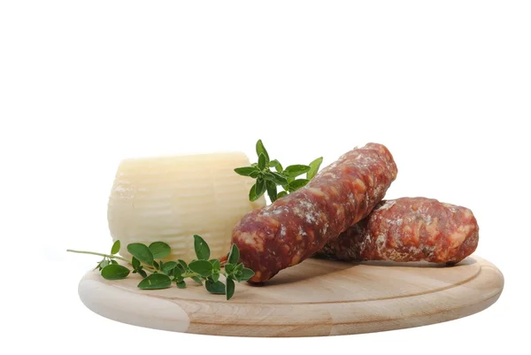 Salami italiano y queso sobre tabla de cortar de madera —  Fotos de Stock