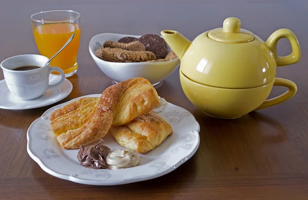 Kahvaltı snack, kurabiye, meyve suyu ve kahve ile ayarla — Stok fotoğraf
