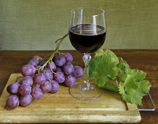ブドウとワインまな板 — ストック写真