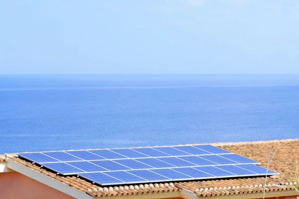 Photovoltaikanlagen auf dem Dach — Stockfoto