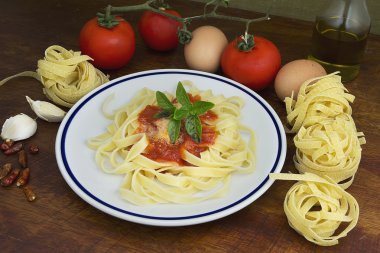 maddeler tarafından çevrili tagliatelle