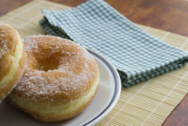 iki donut bir plaka üzerinde