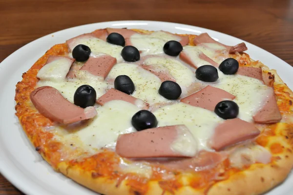 Pizza e salsicce — Foto Stock