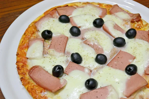 Pizza com salsichas e azeitonas — Fotografia de Stock