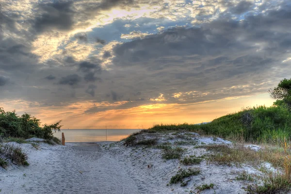 Malowniczy zachód słońca na plaży — Zdjęcie stockowe
