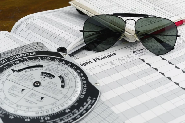 Bir uçuş planı üzerinde güneş gözlüğü — Stok fotoğraf