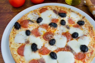 Siyah Zeytin ve biberli pizza