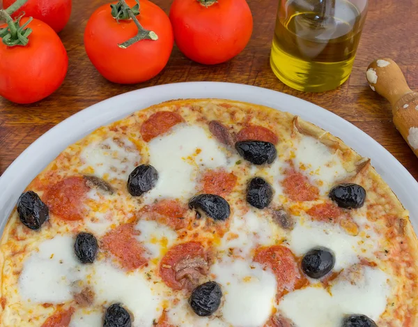 Pizza, czarne oliwki i więcej — Zdjęcie stockowe