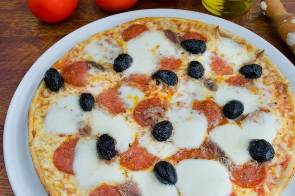 Siyah Zeytin ve biberli pizza — Stok fotoğraf