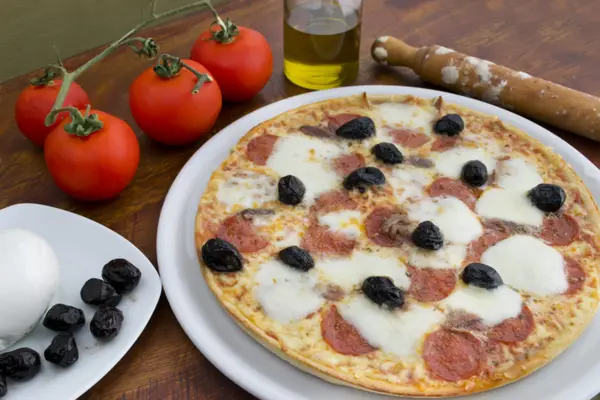 Siyah Zeytin ve hammaddelerini pizza — Stok fotoğraf