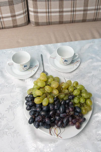 Виноград на столе — стоковое фото