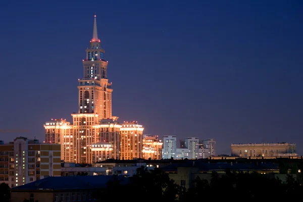 As luzes de um edifício alto — Fotografia de Stock