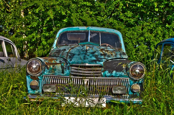 Hylätty auto — kuvapankkivalokuva