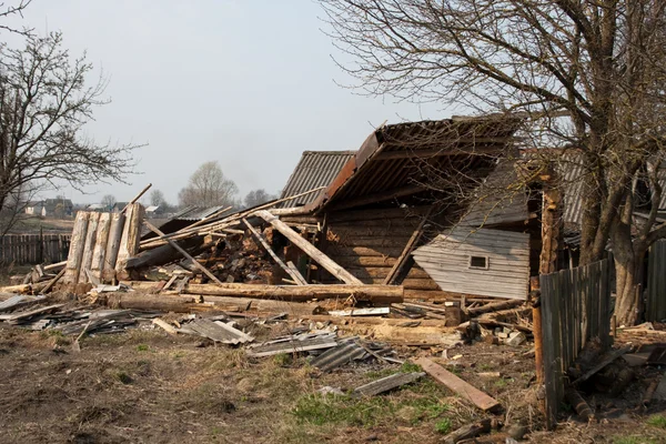 A fából készült ház megsemmisült Stock Kép