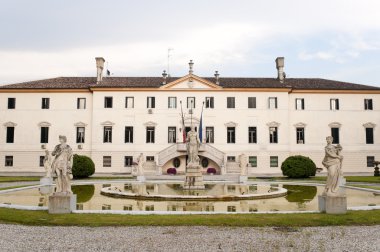 Treviso (veneto, İtalya) - eski bir villa ve çeşme ile park