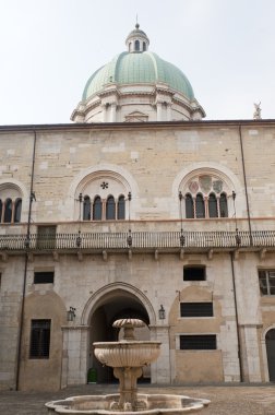 Brescia (lombardy, İtalya), tarihi binaları: avlu, memba