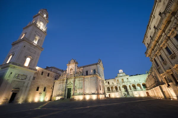 Lecce (Apulien, Italien): stora torget på kvällen (barockstil — Stockfoto