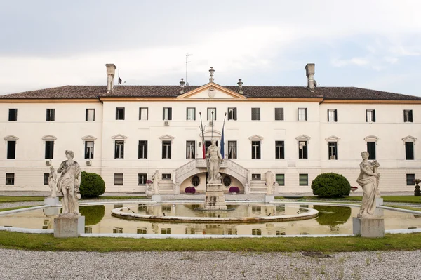 Treviso (Veneto, Italy) - Ancient villa and park with fountain — Stock Photo, Image