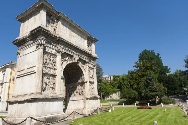 Benevento (Campania, Italia): Arco romano conocido como Arco di Traiano — Foto de Stock