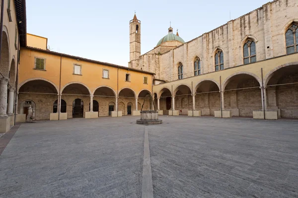 Ascoli Piceno (Marches, Italy) - Cloister of ancient church — Stock Photo, Image