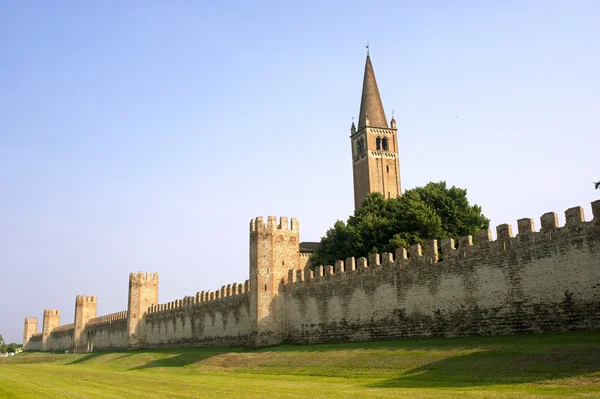 Montagnana (padova, veneto, italien) - mittelalterliche Mauern und Glockenturm — Stockfoto