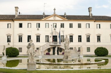 Treviso (veneto, İtalya) - eski bir villa ve çeşme ile park