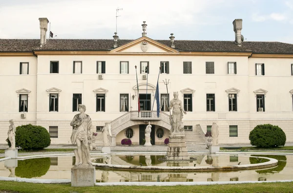 Treviso (Wenecja Euganejska, Włochy) - park z fontanną i zabytkowa willa — Zdjęcie stockowe