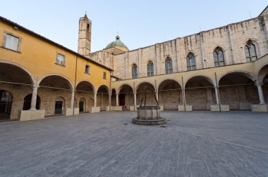 Ascoli piceno (yürüyüş, İtalya) - eski kilise, manastır