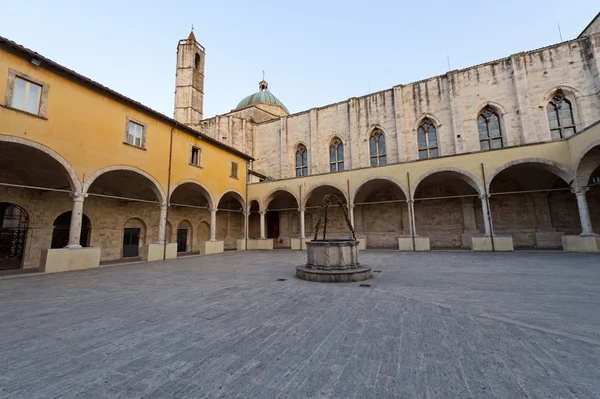 Ascoli Piceno (Marches, Italy) - Cloister of ancient church — Stock Photo, Image