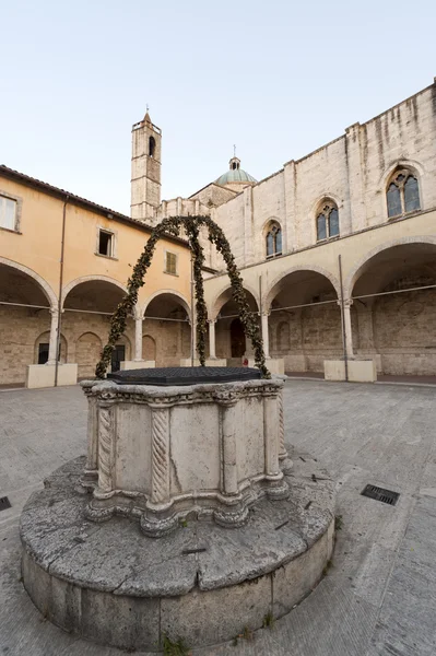 stock image Ascoli Piceno (Marches, Italy): Cloister of ancient church, well