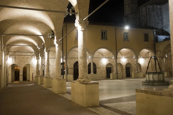 阿斯科利皮切诺游行意大利）： 古代教会由镍回廊 — 图库照片