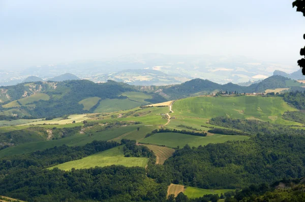 Krajina v Emilia Romagna (Itálie) od Sogliano na léto — Stock fotografie