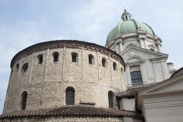 Brescia (Lombardy, Italy), Historic buildings : old and new cath — Stock Photo, Image