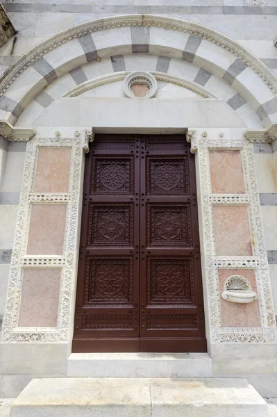 ピサ、サンタ マリア デッラ スピーナ教会、詳細 — ストック写真