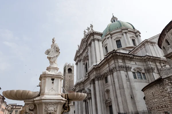 Brescia (Lombardije, Italië), historische plein met oude monument — Stockfoto
