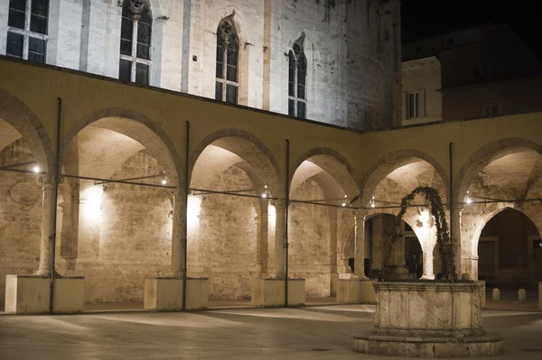 阿斯科利皮切诺游行意大利）： 古代教会由镍回廊 — 图库照片