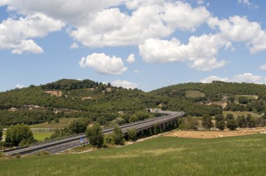 Otoban yakınında arezzo (Toskana, İtalya) ile yazlık manzara