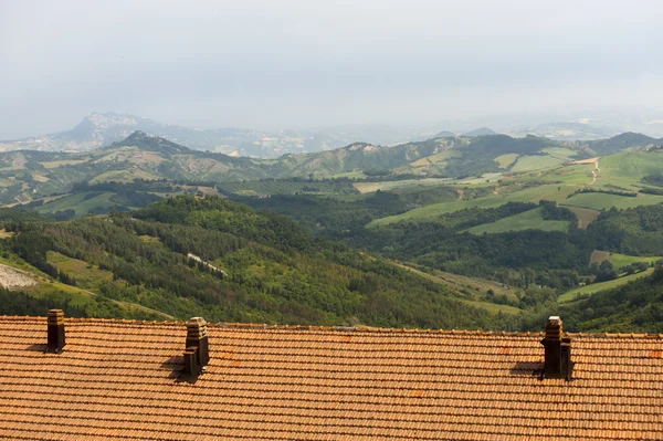 Krajina v Emilia Romagna (Itálie) od Sogliano na léto — Stock fotografie