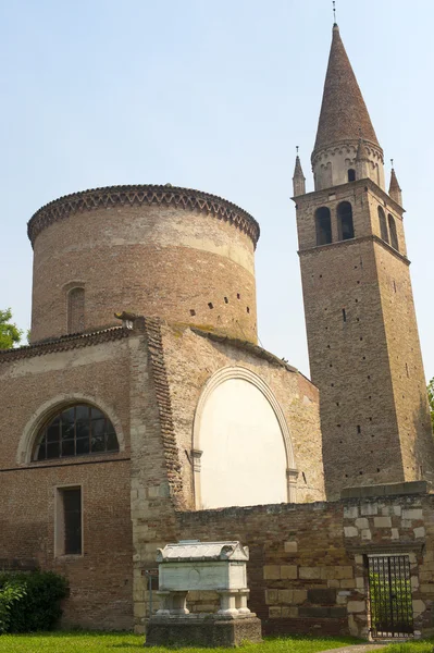 Badia Polesine (Rovigo, Veneto, Itália): Igreja da Igreja medieval a — Fotografia de Stock