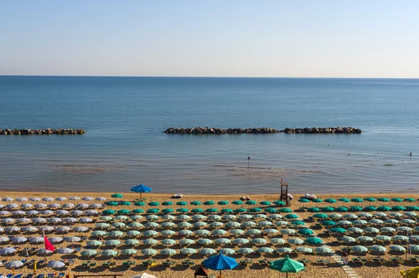 Термоли (Кампобассо, Молизе, Италия) - утренний пляж — стоковое фото