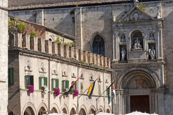 Ascoli Piceno (Italia): Piazza del Popolo, historiallinen rakennus — kuvapankkivalokuva