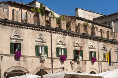 Ascoli piceno (İtalya): piazza del popolo, tarihi bina